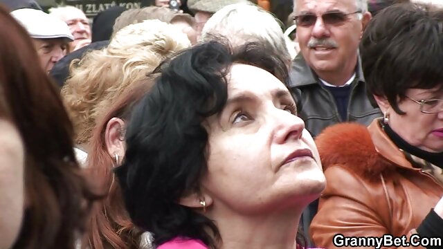 Mujer checa con porno xx con animales un vestido dio su coño para ser lamido